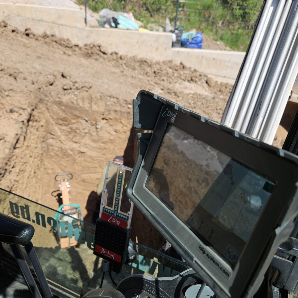 Модерен багер на PardBuild с 2D машинен контрол извършва изкоп за септична яма в София.