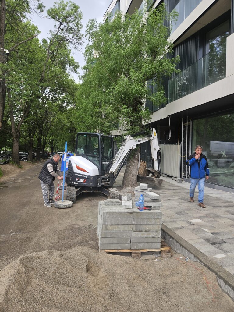 Модерен багер на PardBuild с 2D машинен контрол извършва подготовка на терен за паваж в София.