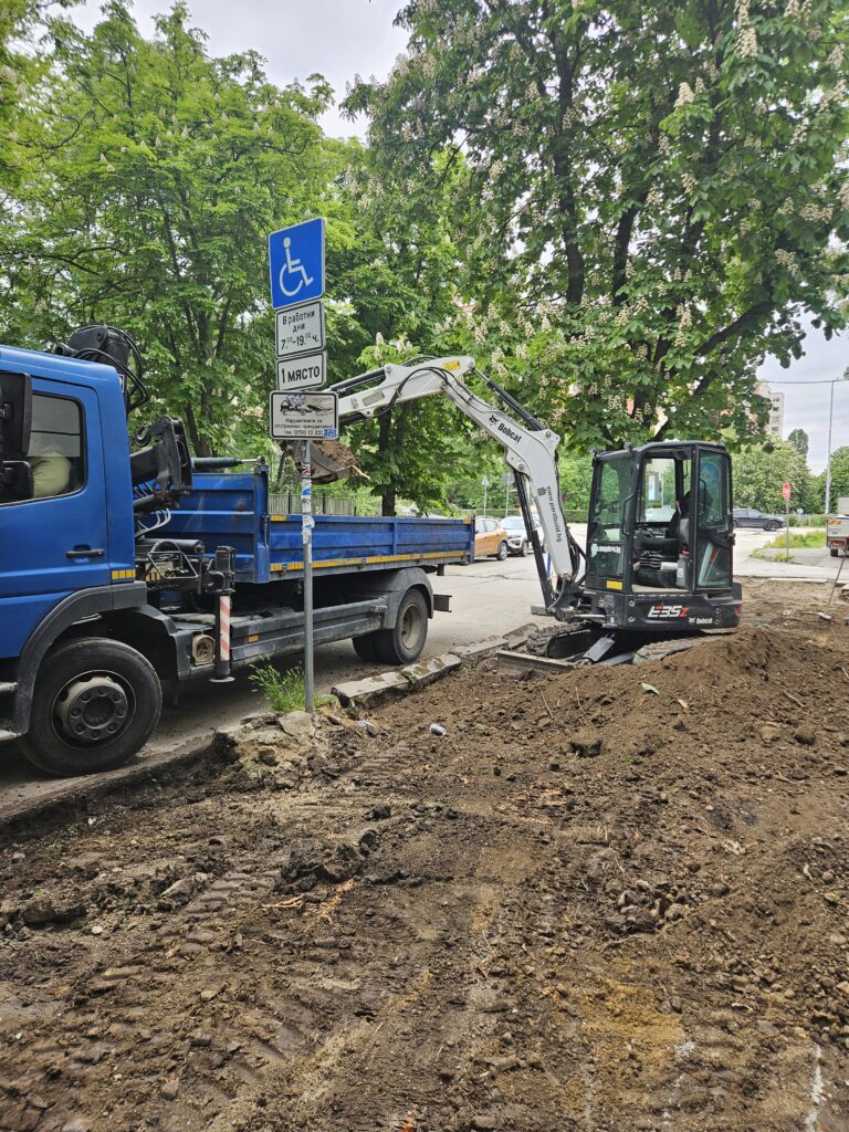 Модерен багер на PardBuild с 2D машинен контрол извършва прецизно сваляне нивото на двор в София.